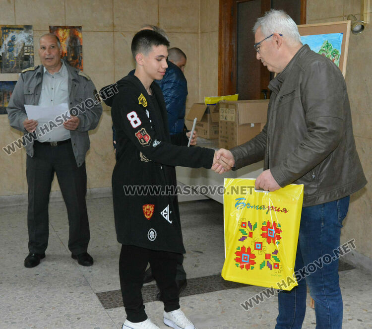 Наградиха 29 млади художници в конкурса „С очите си видях бедата“