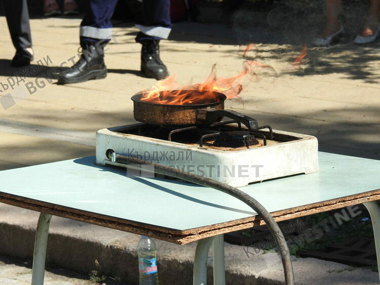 Оставен без надзор газов котлон причини пожар в дом в Звиница