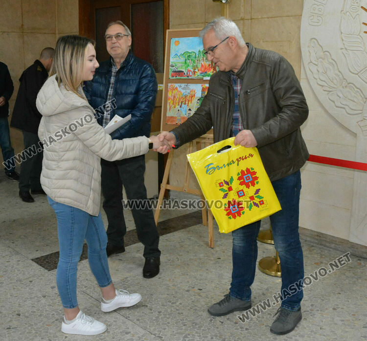 Наградиха 29 млади художници в конкурса „С очите си видях бедата“