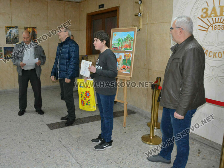 Наградиха 29 млади художници в конкурса „С очите си видях бедата“