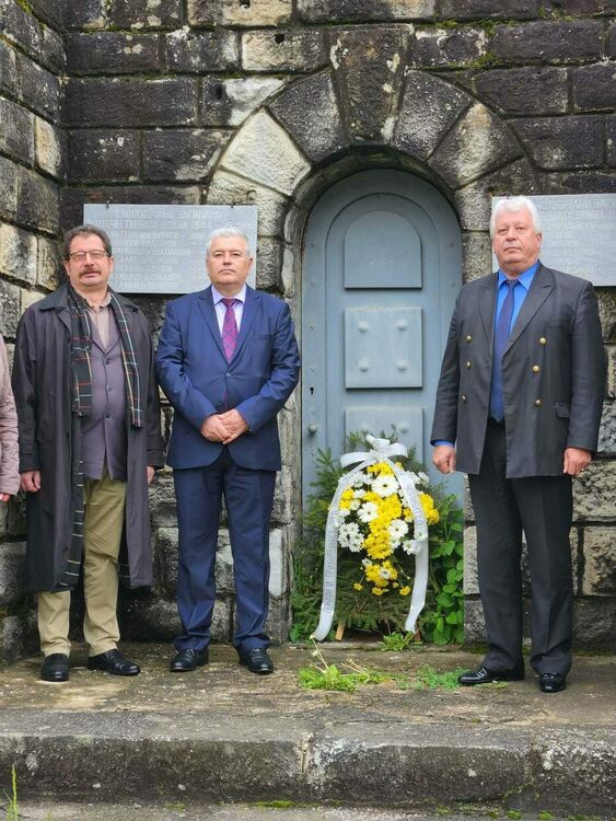 Местните управници поднесоха венци и цветя пред Паметника на загиналите във войните в Смолян