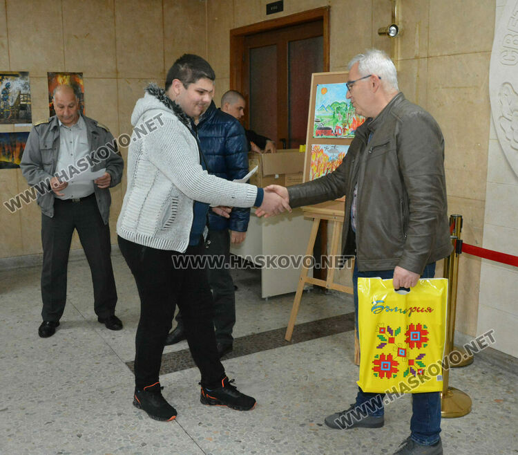Наградиха 29 млади художници в конкурса „С очите си видях бедата“