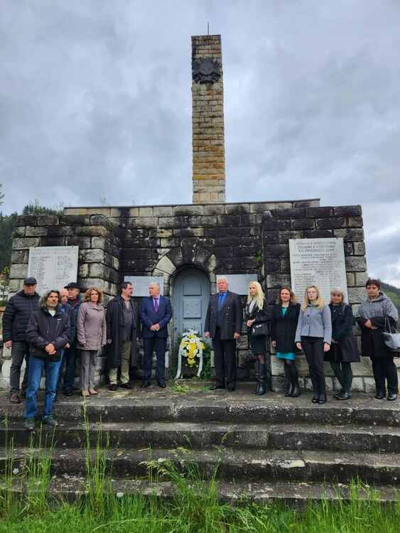 Местните управници поднесоха венци и цветя пред Паметника на загиналите във войните в Смолян