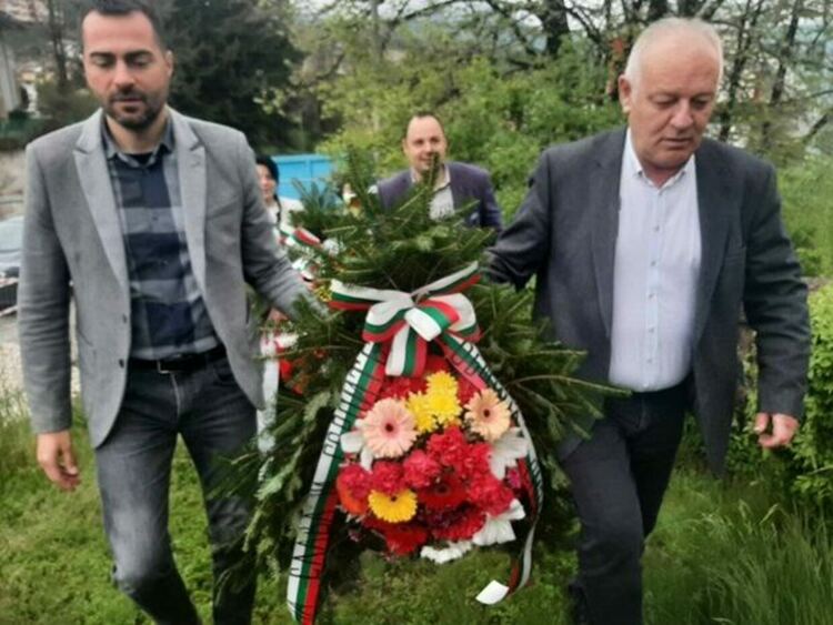 Местните управници поднесоха венци и цветя пред Паметника на загиналите във войните в Смолян