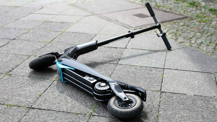 Пиян с електрическа двуколка се заби в товарен автомобил