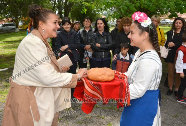 Албена Спърлинг беше посрещната в училището във Войводово по стара традиция с хляб и сол