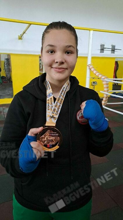 Алейна Мехмед в Кърджали с бронзовото отличие от Европейското  