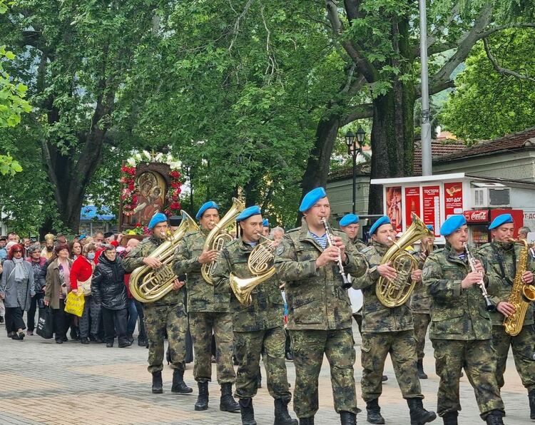 Хиляди миряни от цялата страна участваха в литийното шествие на Преполовение 