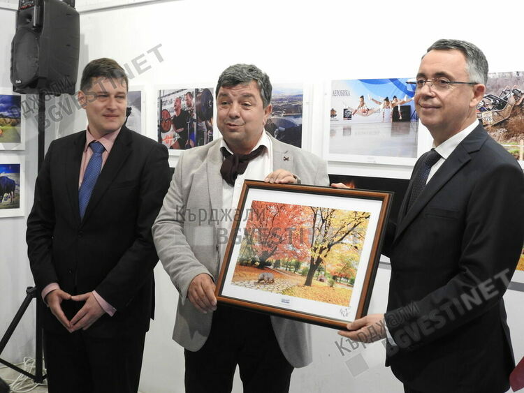 Фотографи от Кърджали с изложба в Деня на Европа