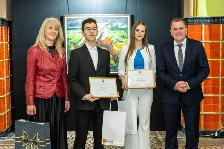  Кметът на община Перник Станислав Владимиров се срещна с най-изявените абитуриенти