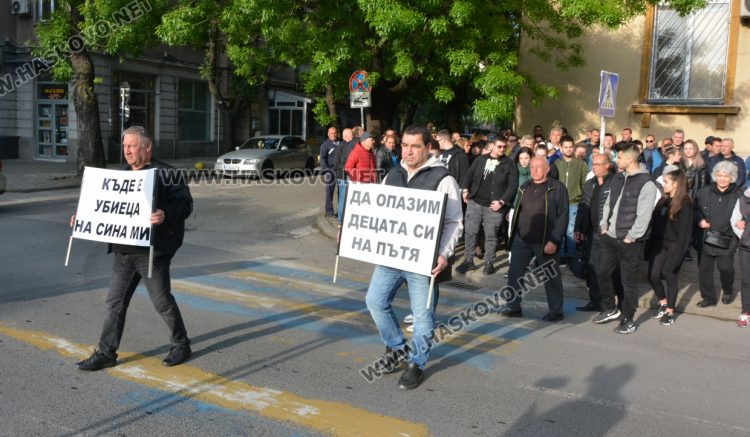 Близки на загиналия след катастрофа 23-годишен хасковлия на протест пред съда