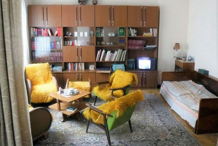 "Червеният апартамент": социалистически хол с традиционната секция, кресла с китеници, телевизор и легло. Снимки Борислав Кръстев