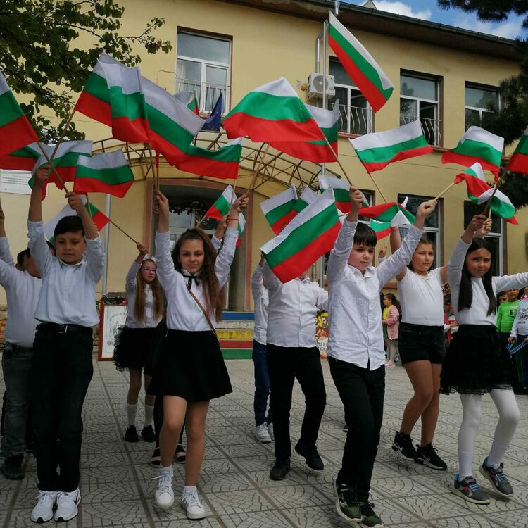 Макети на Кирил и Методий за патронния празник на училището в Конуш