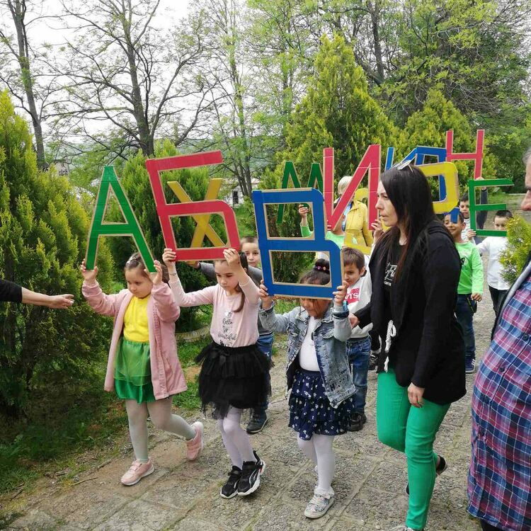 Макети на Кирил и Методий за патронния празник на училището в Конуш