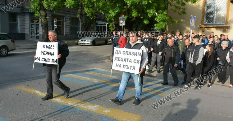 Близки на загиналия след катастрофа 23-годишен хасковлия на протест пред съда