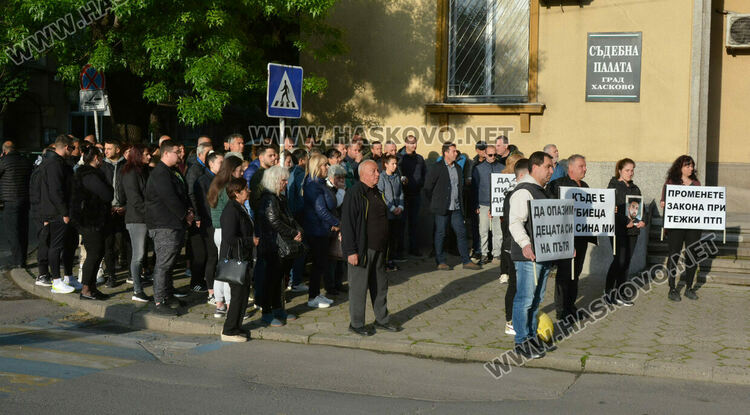 Близки на загиналия след катастрофа 23-годишен хасковлия на протест пред съда