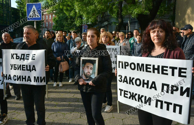 Близки на загиналия след катастрофа 23-годишен хасковлия на протест пред съда