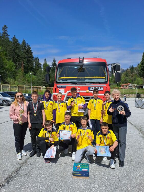 Отборът на СУ "Отец Паисий" стана победител в състезанието "Млад огнеборец"