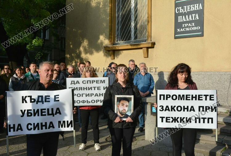Близки на загиналия след катастрофа 23-годишен хасковлия на протест пред съда