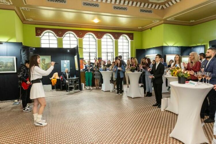  Кметът на община Перник Станислав Владимиров се срещна с най-изявените абитуриенти