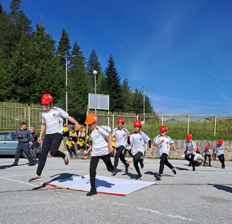 Отборът на СУ "Отец Паисий" стана победител в състезанието "Млад огнеборец"