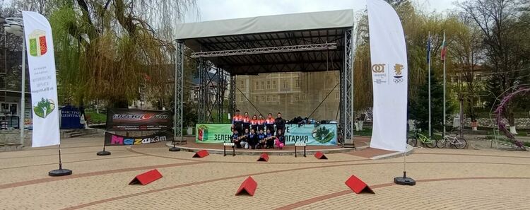 Екатерина Дафовска организира демонстрация по стрелба с лазерно оръжие в родния си град 