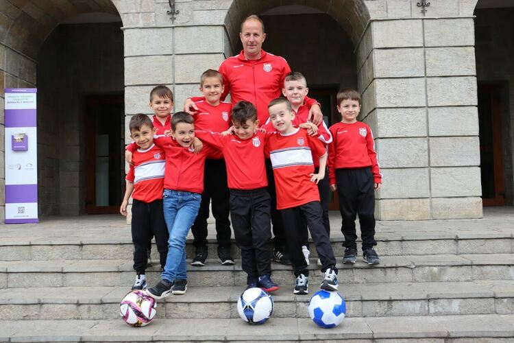 Малките футболисти на ФК „Хасково 1922“ подариха купа на кмета, спечелена в турнир