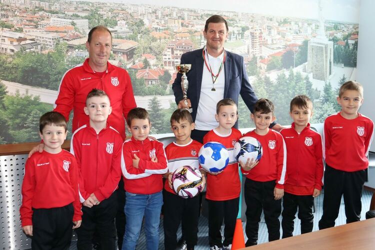 Малките футболисти на ФК „Хасково 1922“ подариха купа на кмета, спечелена в турнир
