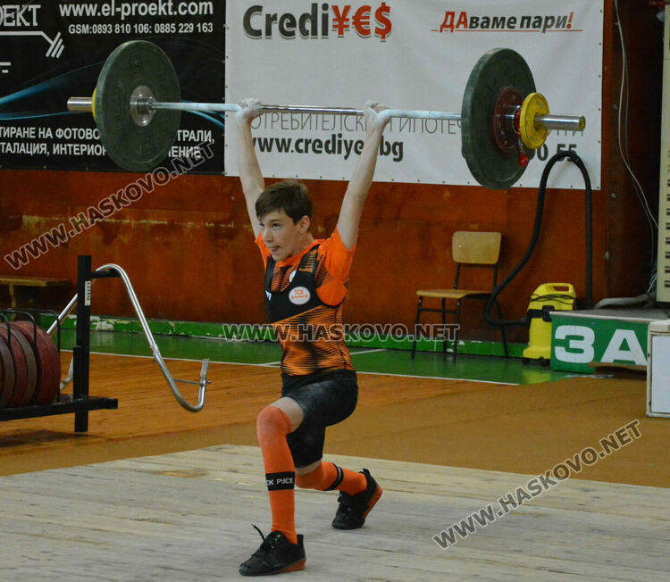200 състезатели на държавното по вдигане на тежести в Хасково