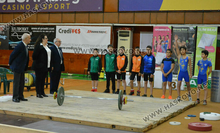 200 състезатели на държавното по вдигане на тежести в Хасково