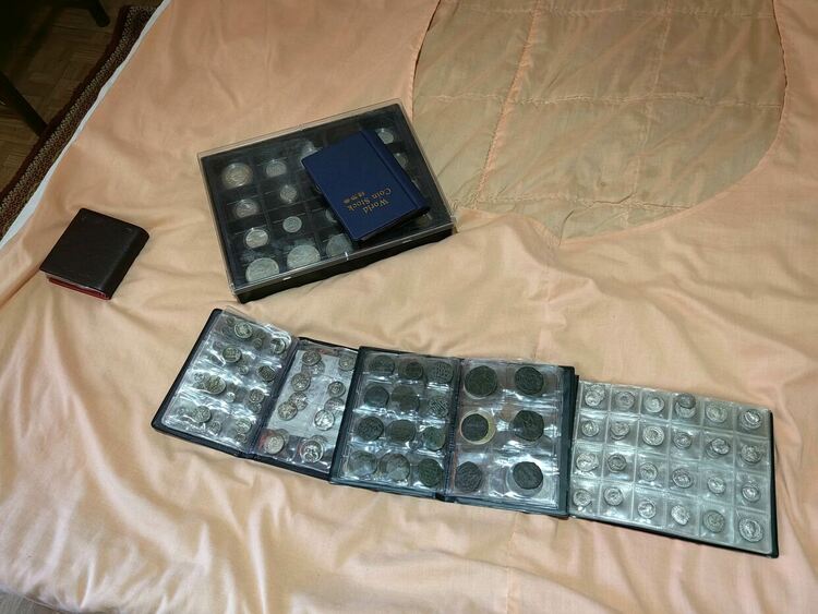 Откриха 314 ценни монети, икони и кръстове в частен дом