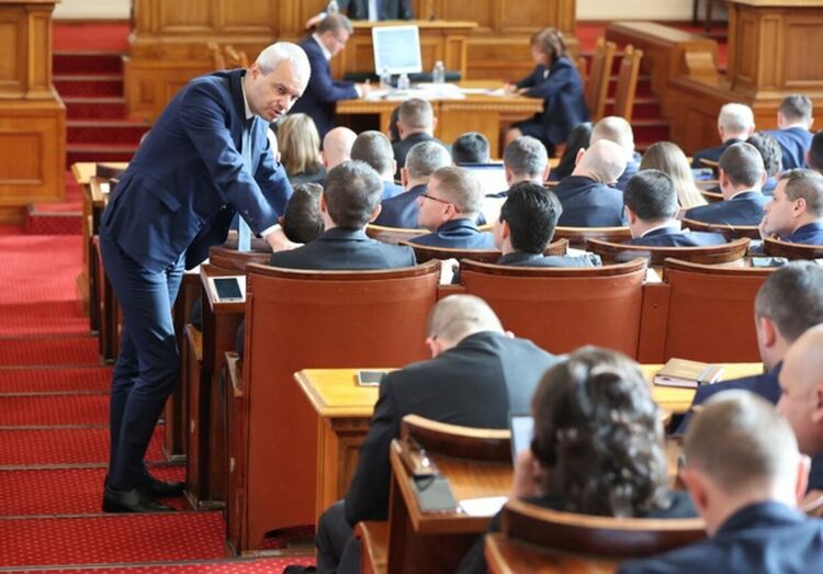 Няма как да има стабилно редовно правителство, смята Костадин Костадинов