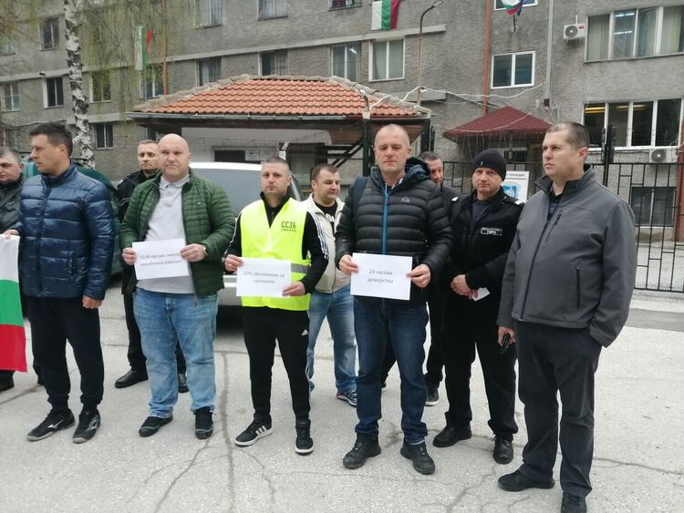 Мечка гонила кола с надзиратели от Затворническото общежитие в Смолян