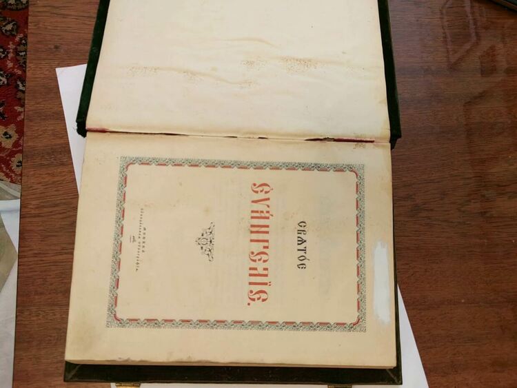 Откриха 314 ценни монети, икони и кръстове в частен дом