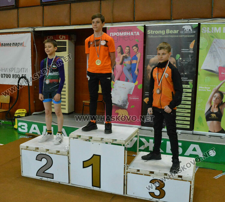 200 състезатели на държавното по вдигане на тежести в Хасково