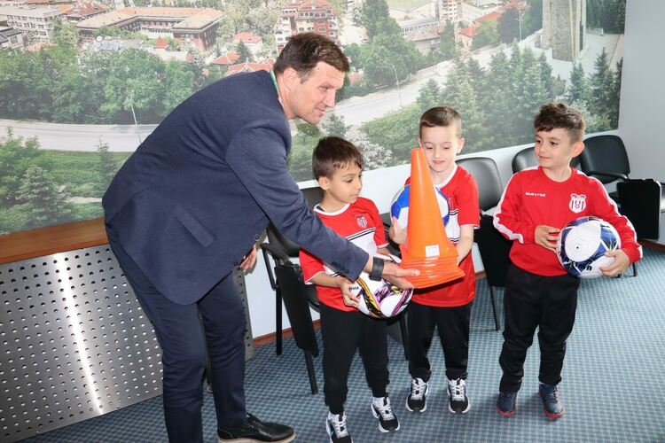 Малките футболисти на ФК „Хасково 1922“ подариха купа на кмета, спечелена в турнир