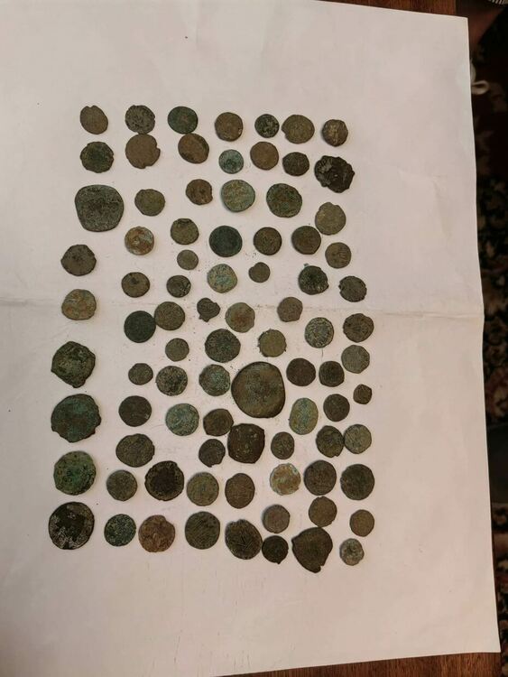 Откриха 314 ценни монети, икони и кръстове в частен дом