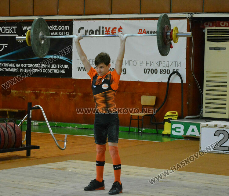 200 състезатели на държавното по вдигане на тежести в Хасково