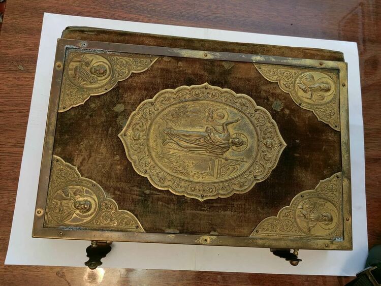 Откриха 314 ценни монети, икони и кръстове в частен дом