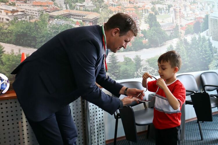 Малките футболисти на ФК „Хасково 1922“ подариха купа на кмета, спечелена в турнир