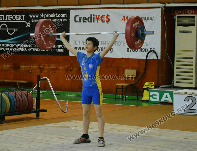 200 състезатели на държавното по вдигане на тежести в Хасково