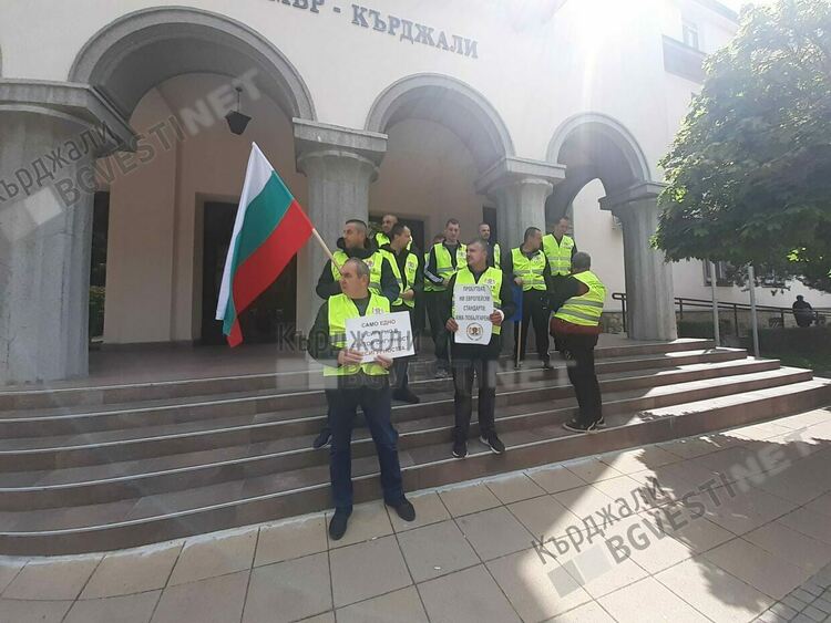 Надзирателите от Кърджали на протест за по-добри условия на труд и по-високи заплати