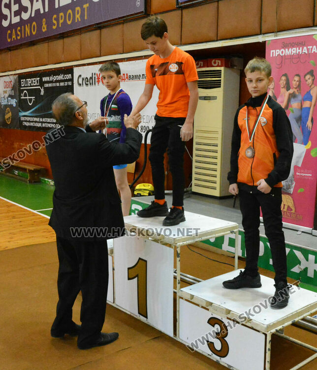 200 състезатели на държавното по вдигане на тежести в Хасково