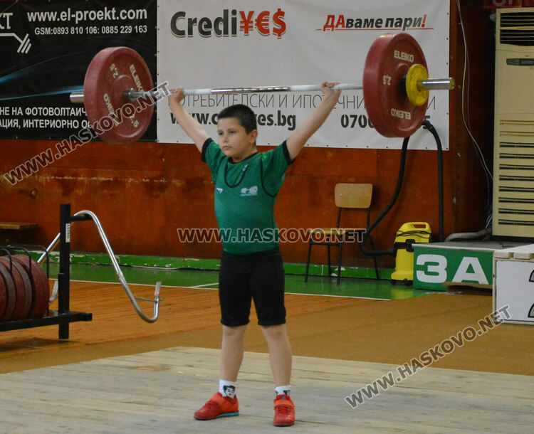 200 състезатели на държавното по вдигане на тежести в Хасково