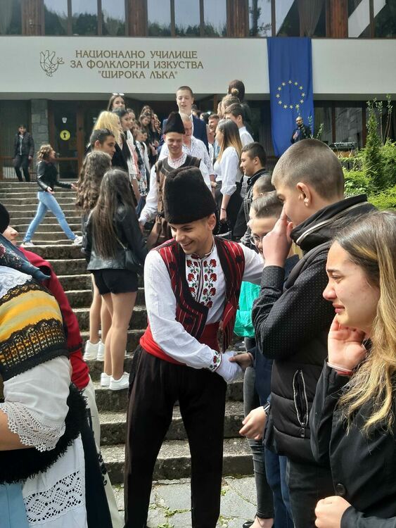 В Широка лъка изпратиха официално зрелостниците си