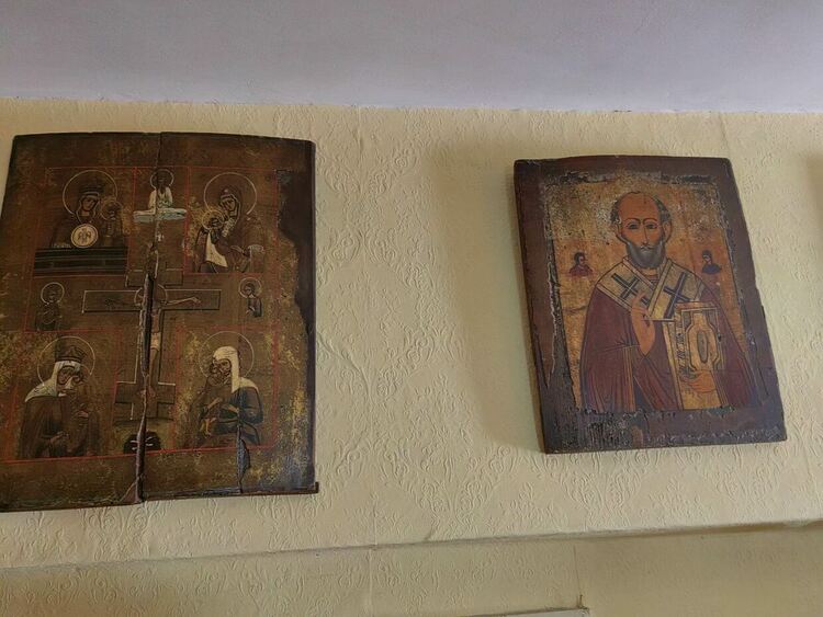 Откриха 314 ценни монети, икони и кръстове в частен дом