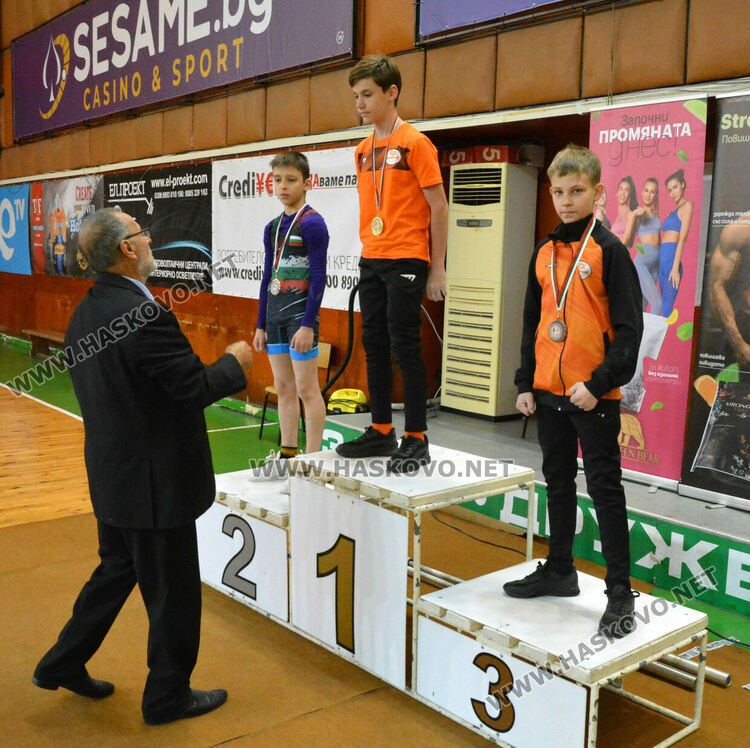 200 състезатели на държавното по вдигане на тежести в Хасково