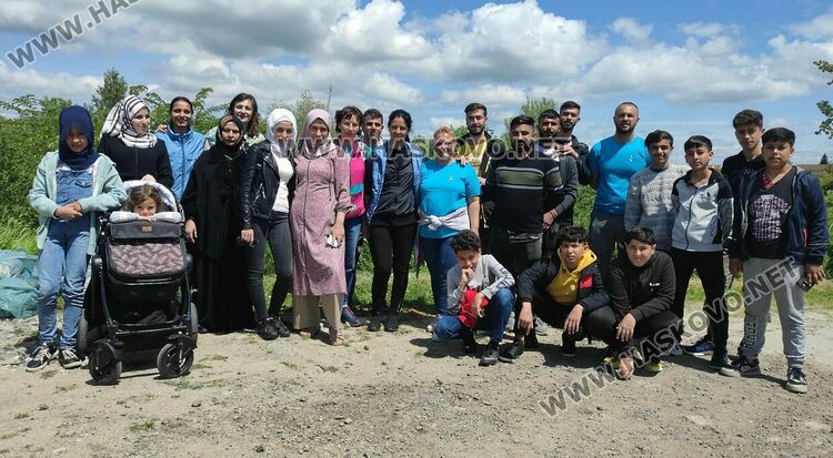 Бежанци почистиха района около реката в Харманли