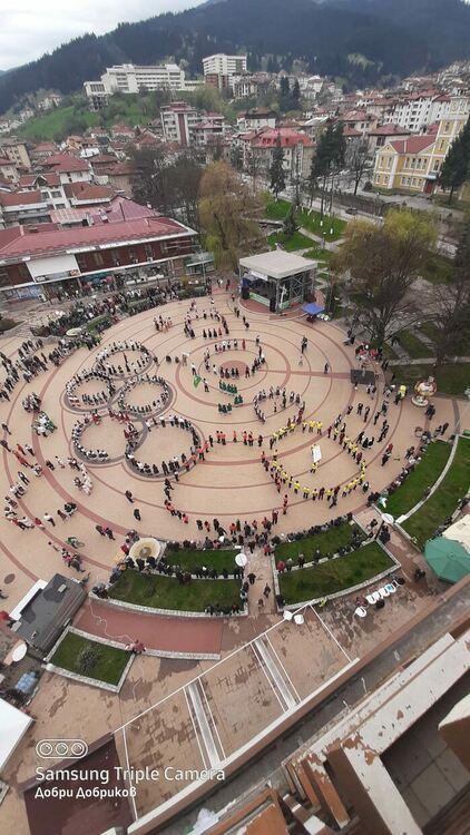 500 души се хванаха на хоро в олимпийските кръгове на Чепеларе