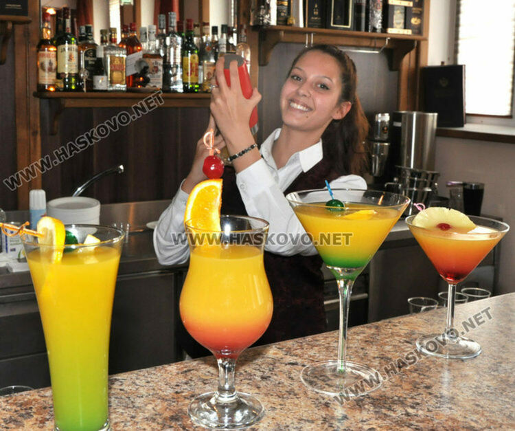 Търсят сервитьори, бармани, готвачи, продавач-консултанти и учител